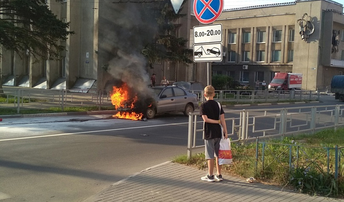 Утром на дороге в Твери загорелся автомобиль