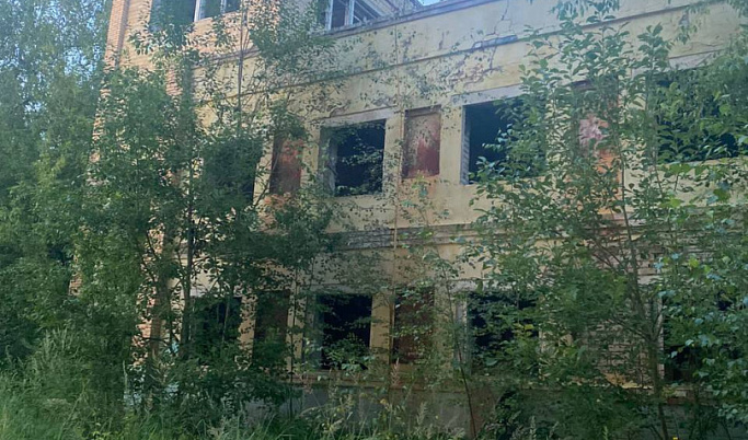 В Тверской области 15-летняя девочка упала с 3-го этажа «заброшки»