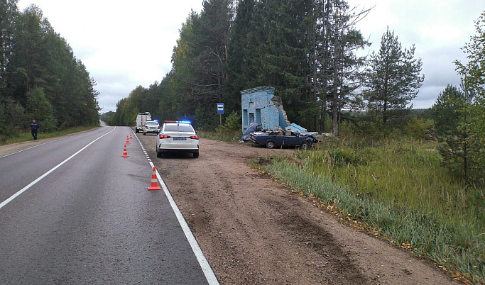 В Тверской области легковушка протаранила автобусную остановку, водитель погиб