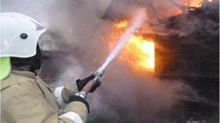 Шестеро пожарных ночью тушили жилой дом в Удомле