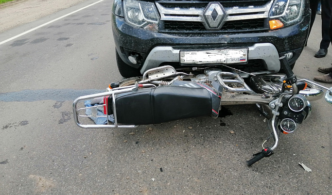 10-летний мотоциклист в Тверской области попал под кроссовер и получил травмы
