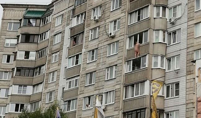 Узкоглазая нимфа оголяется на балконе