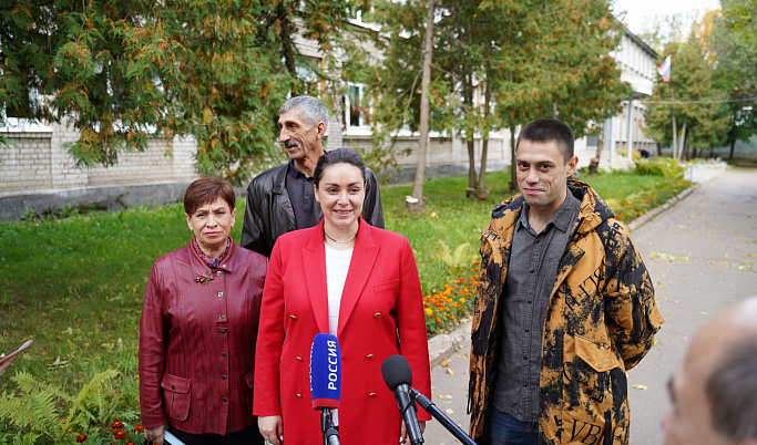 В Твери на избирательный участок пришла Юлия Саранова со своей семьей