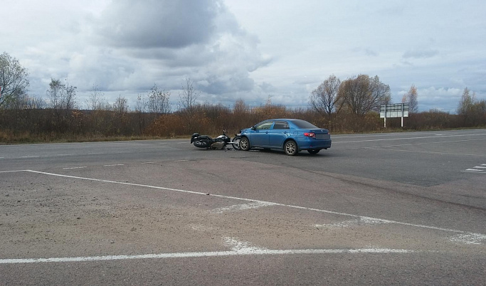 В Калязинском районе 24-летняя автомобилистка сбила мотоциклиста