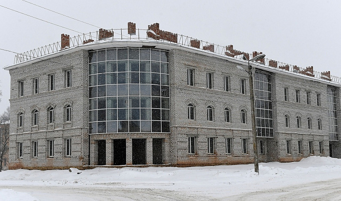 Игорь Руденя осмотрел недостроенную поликлинику в Старице