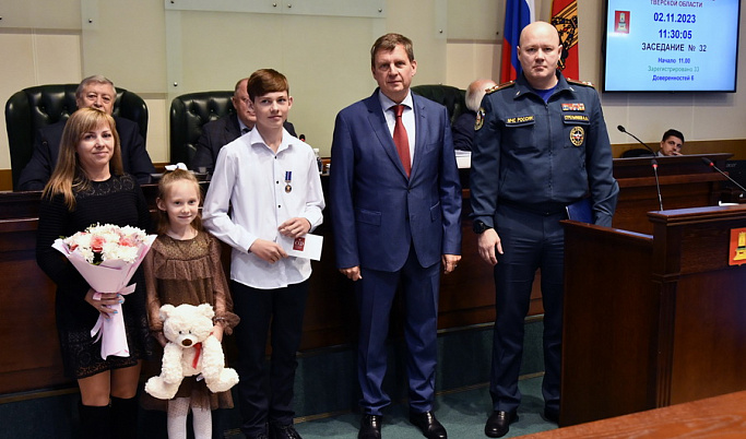 15-летнему Дмитрию Кондратьеву из Тверской области вручили медаль «За проявленное мужество»