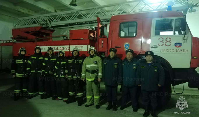В Лихославле пожарные спасли из огня двух человек