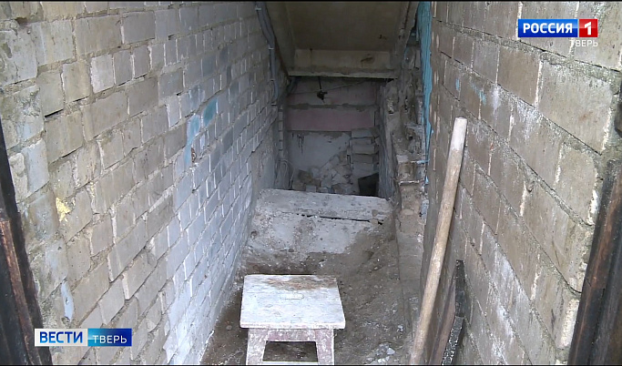 В Твери обвалилась стена в подъезде многоквартирного дома
