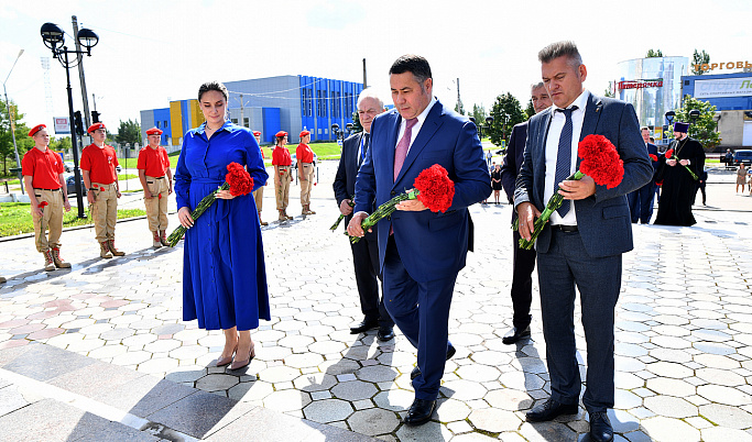 В Удомле Игорь Руденя возложил цветы к Обелиску Победы