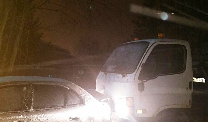 В Тверской области эвакуатор протаранил припаркованный автомобиль