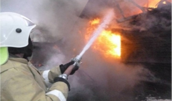 Шестеро пожарных ночью тушили жилой дом в Удомле
