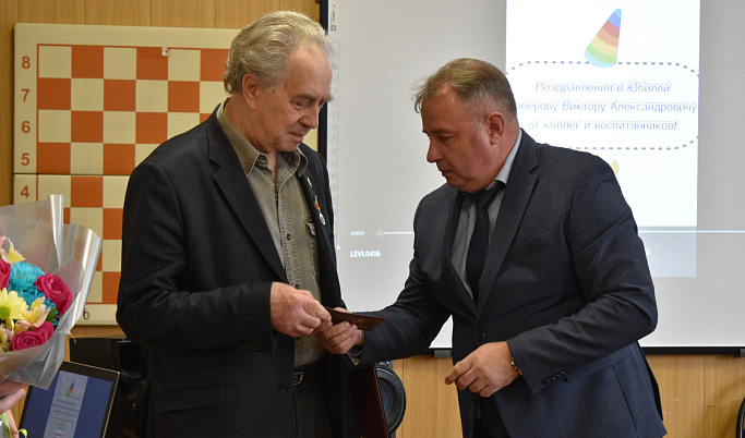 Тренер-шашист Виктор Роберов награжден памятным знаком главы города Твери