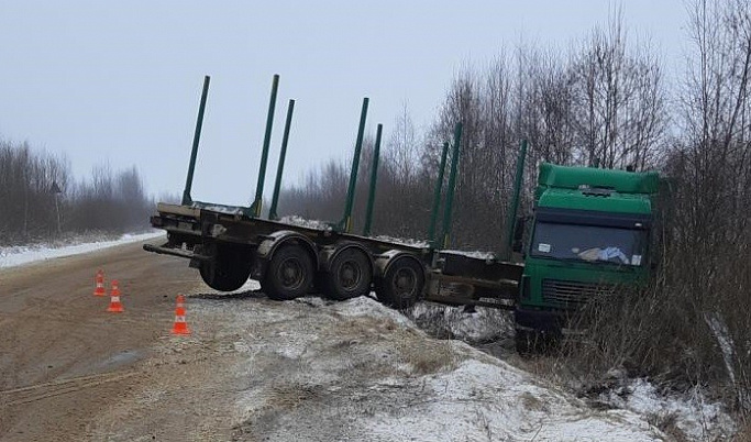 В Тверской области грузовик не вписался в поворот и вылетел в кювет