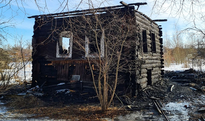 Обстоятельства гибели трёх человек на пожаре выясняют в Тверской области
