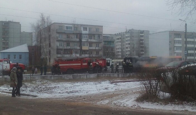 Пассажирский автобус загорелся в поселке Химинститута в Твери