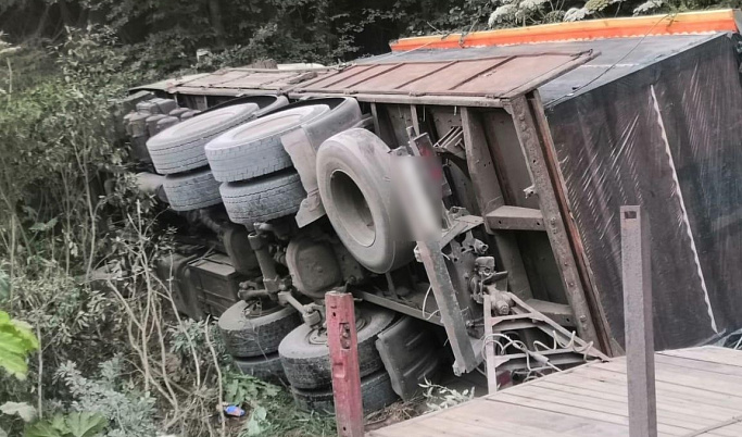 В Тверской области после ДТП с травмами госпитализировали водителя грузовика