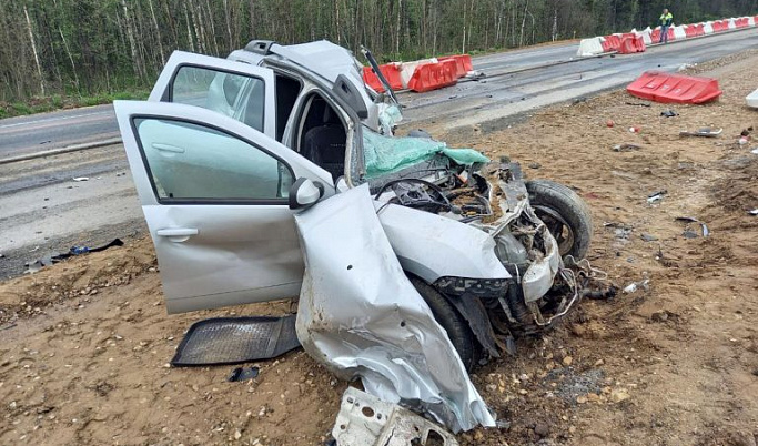 На М-10 в Тверской области водитель легковушки погиб под колесами Камаза