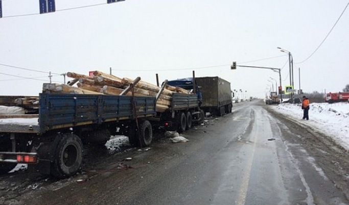  В Тверской области на трассе М-10 столкнулись две фуры