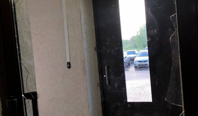 В ЖК «Волга Лайф» в Твери сосед-вандал вынес с ноги дверь подъезда