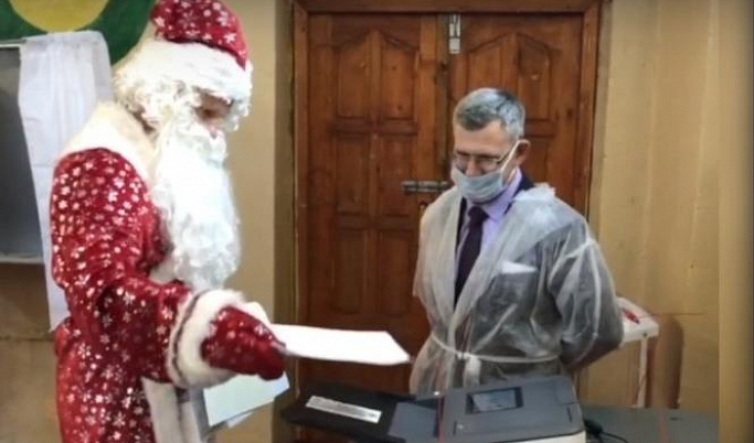 Дед Мороз пришел на выборы в Твери