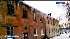 Одна из управляющих компаний Твери не убирает снег и сосульки с крыши дома