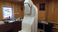 В Тверской области осужденные делают деревянную скульптуру Нила Столобенского