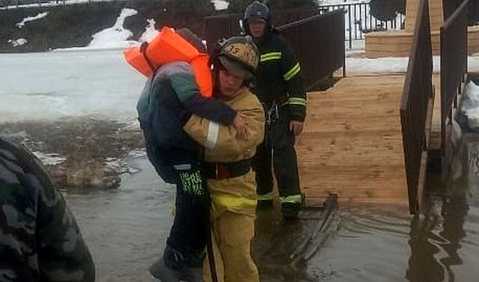 В Тверской области спасли ребенка, который не мог выбраться на берег