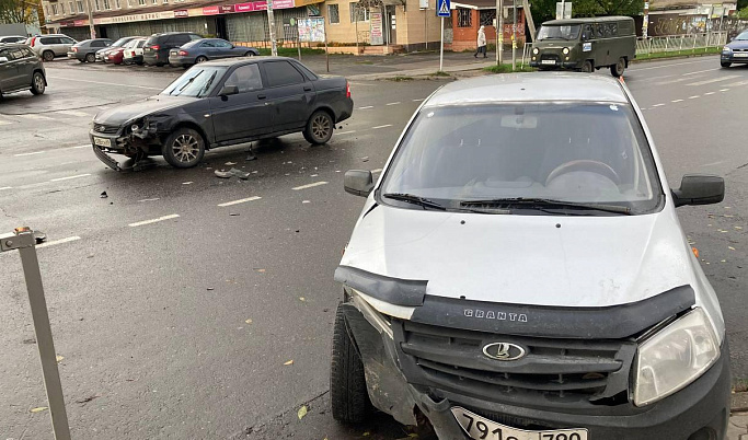 Две «Лады» столкнулись в Кимрах: пострадал водитель