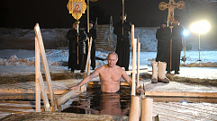 Путин окунулся в прорубь на озере Селигер во время крещенских купаний