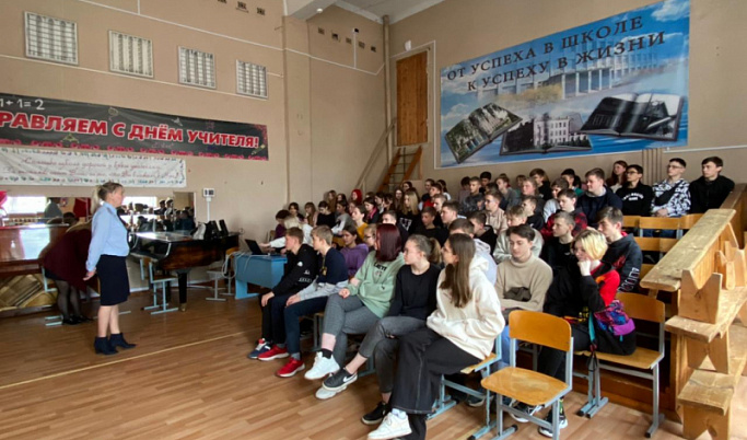 В Калининском районе полицейские и волонтеры встретились со школьниками