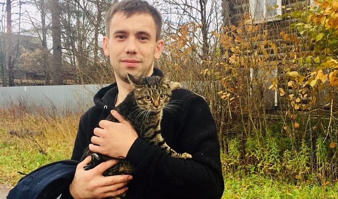 Неравнодушный житель Тверской области снял кошку с дерева