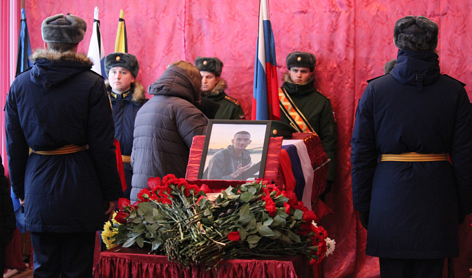 В Бологовском районе простились с погибшим в спецоперации Никитой Квасовым