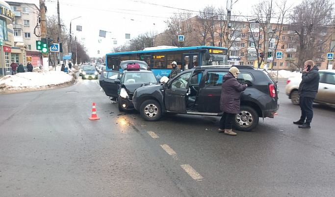 В Твери в ДТП улице Горького водитель сломал руку