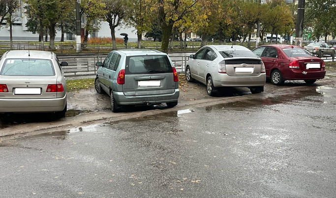 За лето в Твери оштрафовали свыше 1200 автомобилистов за парковку на газонах