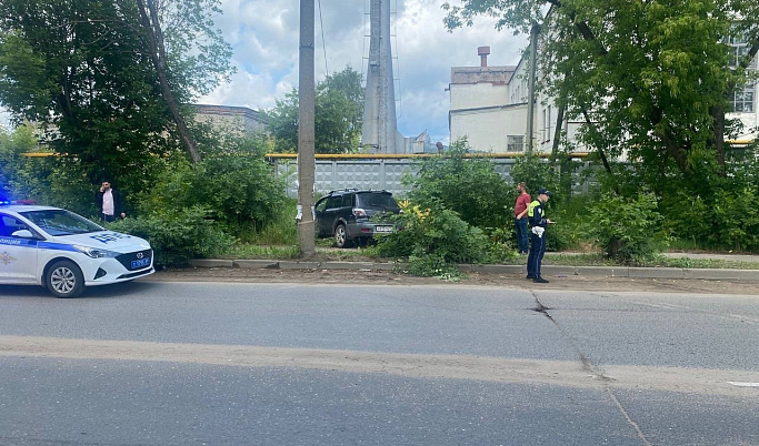 Иномарка врезалась в столб в Тверской области