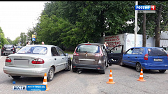 Две машины столкнулись на пересечении улиц Тамары Ильиной и Богданова