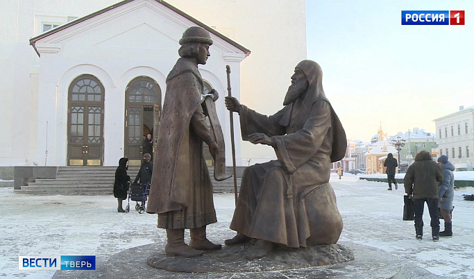 В Твери на Соборной площади установили памятник Михаилу Тверскому и святителю Симеону