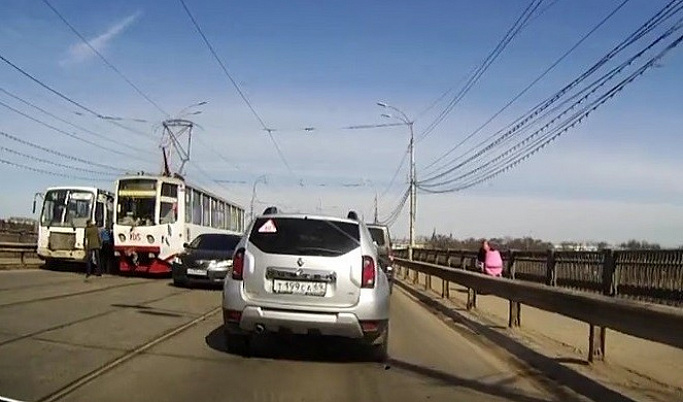 Маршрутка и трамвай не разъехались на Новом мосту в Твери
