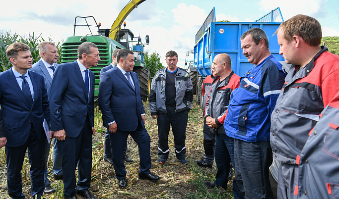 Игорь Руденя оценил ход работ по заготовке кормов в ЗАО «Калининское»