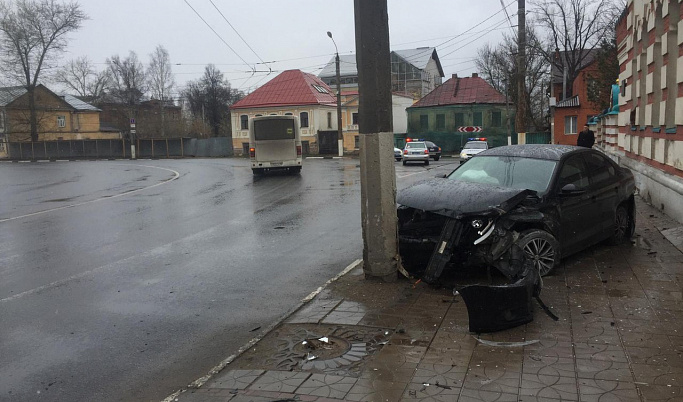 На Советской в Твери автомобиль врезался в мечеть