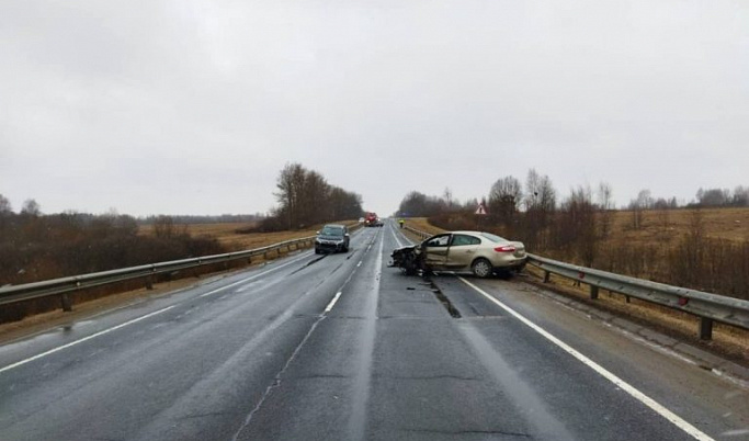 На трассе М-9 «Балтия» столкнулись три автомобиля, есть пострадавшие