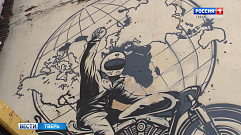 Тверской граффитер украшает фасады домов
