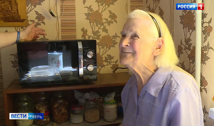 «Бабушка, я рядом»: одиноким пенсионерам в Тверской области помогают волонтеры 