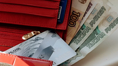 Жители Тверской области пробрались в дом пенсионерки и украли деньги