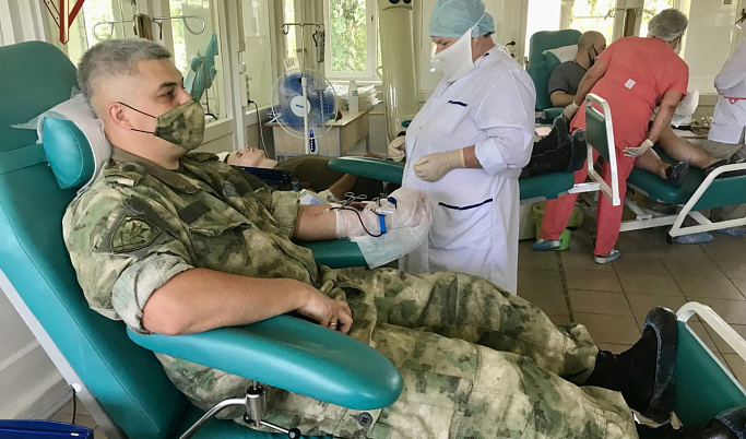 «От сердца к сердцу»: тверские росгвардейцы сдали кровь в рамках благотворительной акции 