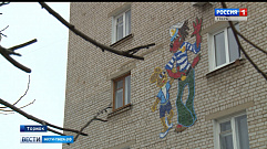 Житель города Торжка украшает дворы панно из пластиковых пробок