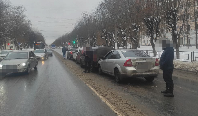 «Паровозик» из пяти машин собрался на Петербургском шоссе в Твери