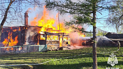 В Тверской области 10 часов тушили деревянный дом
