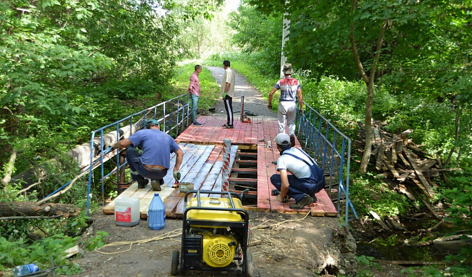В Твери в поселке Химинститута отремонтировали мост через ручей