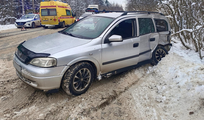 Фура и легковушка столкнулись на снежной дороге в Конаково